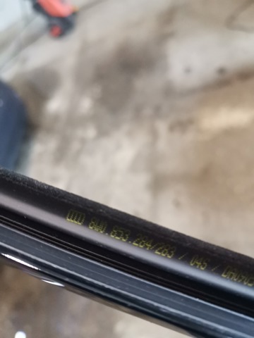 VAG 8W0853283DT94 Уплотнитель стекла двери передней левой внешний (планка) в наличии Харьков