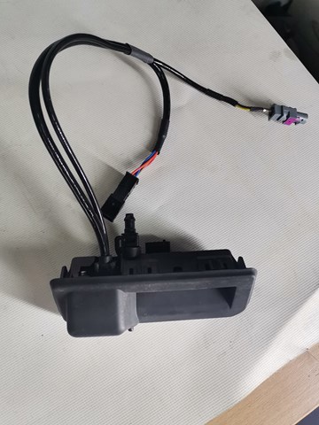Кнопка привода замка задней 3/5 двери (ляды) 8W8827566E VAG