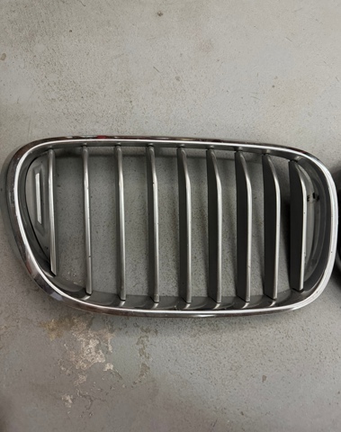 Решетка радиатора правая 51137369904 BMW