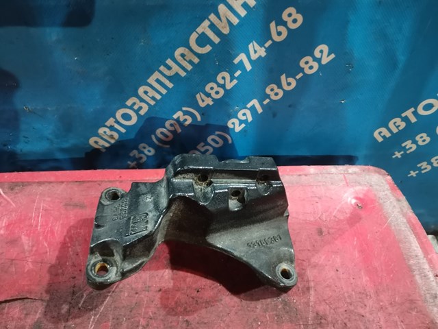 Кронштейн подушки (опоры) двигателя, правой 13189381 OPEL