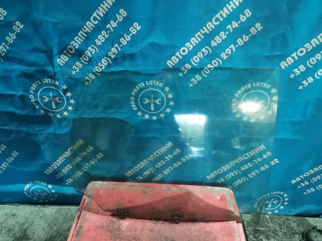 Стекло заднее правое 823009U000 NISSAN