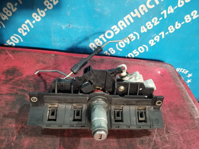 Замок крышки багажника 8D9827565 VAG
