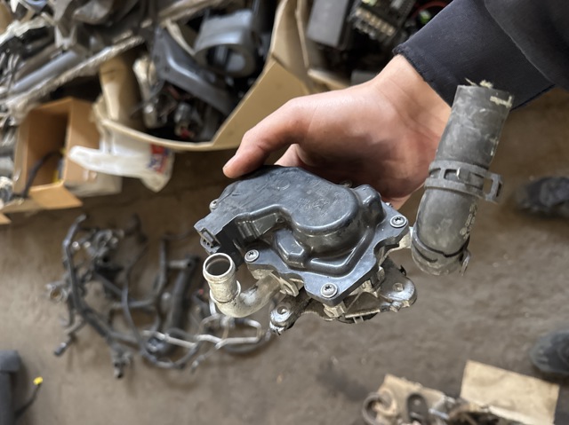 Клапан EGR, рециркуляции газов 04L131501S VAG