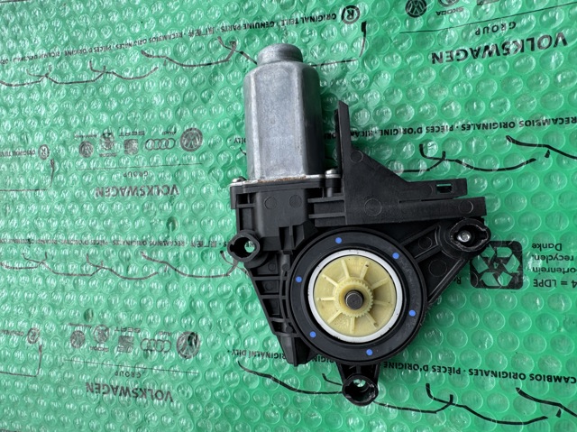 Мотор стеклоподъемника двери передней, правой 1T0959702S VAG