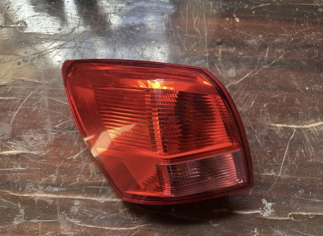 Задняя левая внешняя фара 26555JD000 NISSAN
