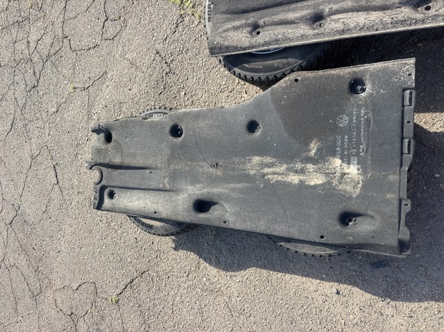 Защита днища, правая 3Q0825506B VAG