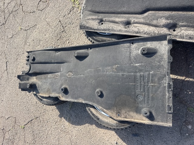 3Q0825506B VAG Защита днища правая купить в Киев