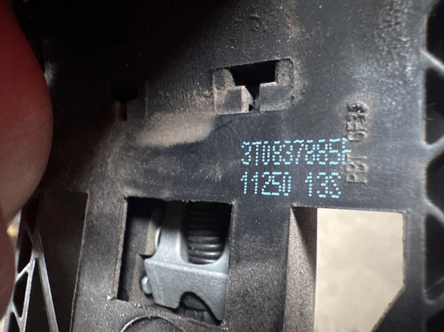 Держатель наружной ручки двери, передней правой 3T0837885E VAG