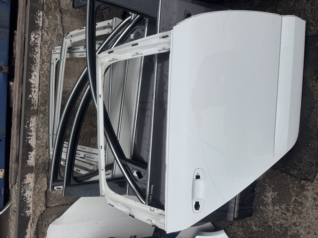 Задняя правая дверь 5E9833056C VAG