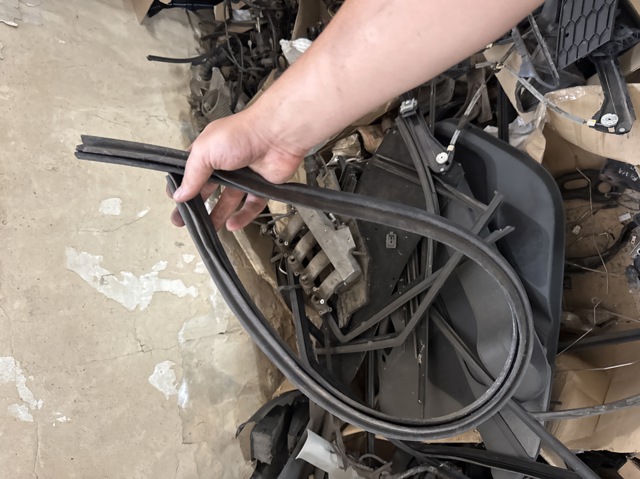 5J0823723 Уплотнитель капота купить Чернигов