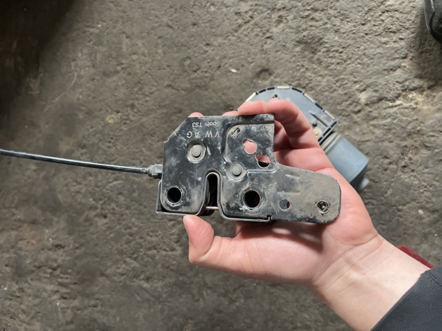 Замок крышки капота 5P0823509E VAG