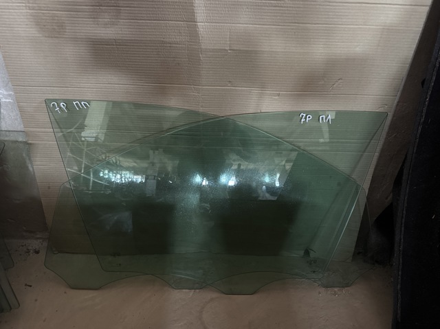 Стекло водительской двери 7P6845021 VAG