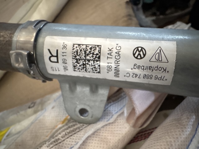 Шторка боковая правая 7P6880742D VAG