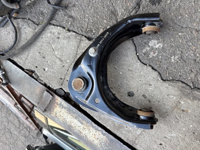 Рычаг передней подвески верхний, левый GS1D34250B MAZDA