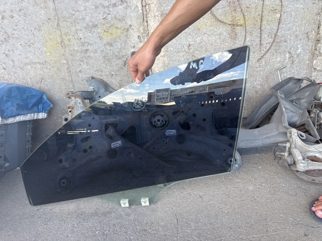 Стекло двери передней левой GS1D59511 MAZDA
