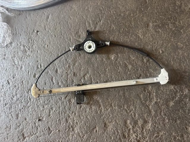  Механизм стеклоподъемника правой задней двери GS1D72590A MAZDA