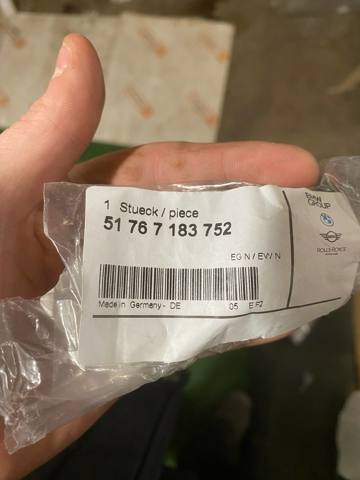 Буфер капота резиновый 51767183752 BMW