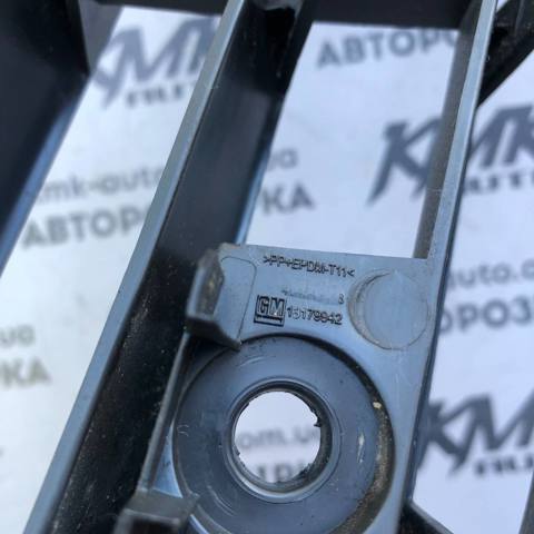 Центральная решетка переднего бампера 13179942 GM