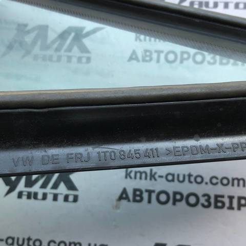1T0845411 Стекло-форточка двери передней левой купить Ирпень