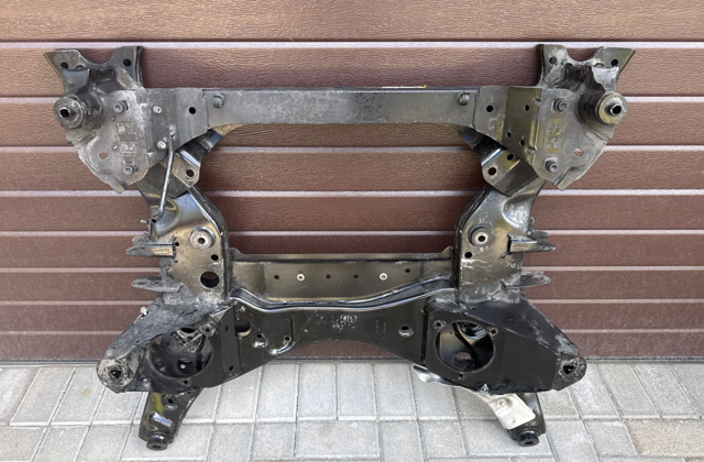 Крабобалка передней подвески 31108096675 BMW