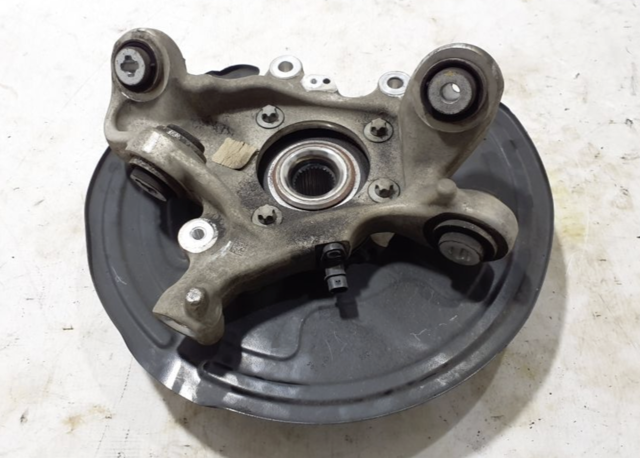 Цапфа поворотная правая A2063505610 MERCEDES
