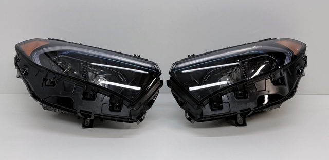 Вставка фары правой A2439065600 MERCEDES