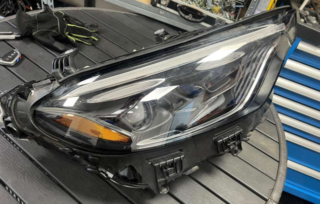 Вставка фары правой A2549062802 MERCEDES