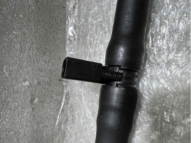 Патрубок вентиляции картера одна трубка зі зламаним зєднувачем.можна купувати,якщо ваш зєднував цілий.самі трубки без пошкоджень. 036103474C