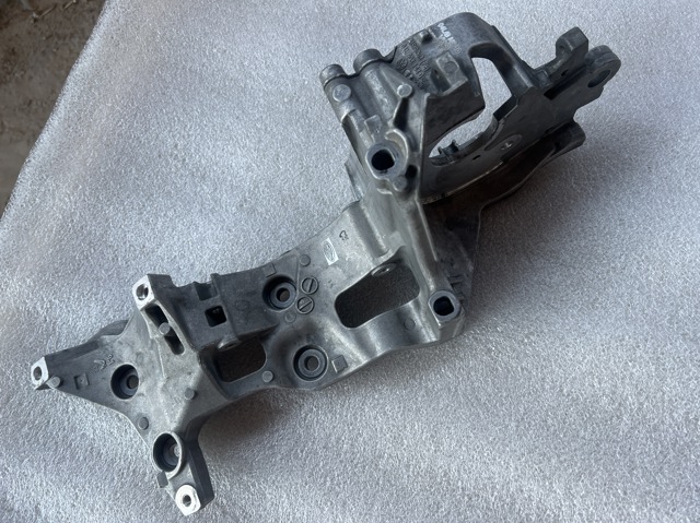 Крепление генератора 04L903141B VAG