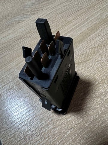 1J0959621E VAG Кнопка включения обогрева заднего стекла купить в Чернигов