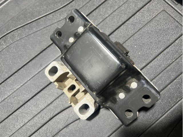 1K0199555M Подушка (опора) двигателя левая купить Киев