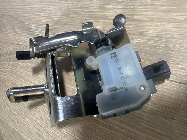 Петля замка крышки багажника 1Z9827511C VAG