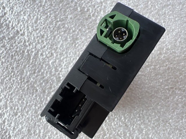 2G6035736 VAG USB-разветвитель купить в Ирпень