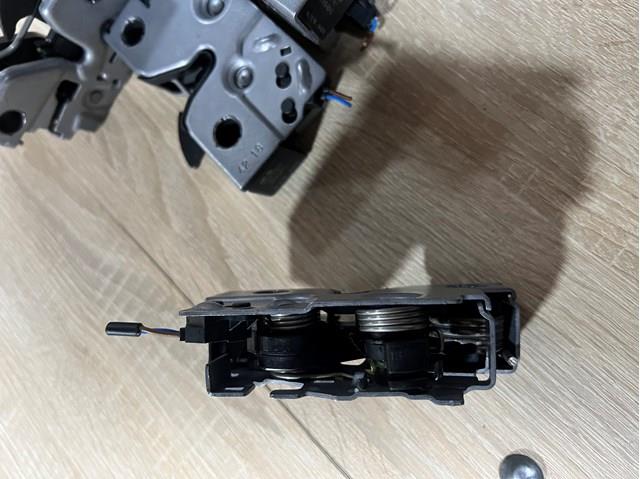 VAG 2K5823509C Замок капота в наличии Днепр