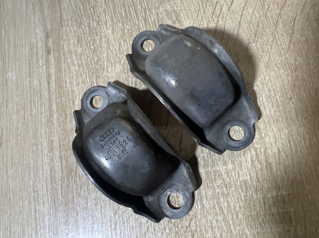 Хомут крепления втулки стабилизатора, переднего 4D0411336G VAG