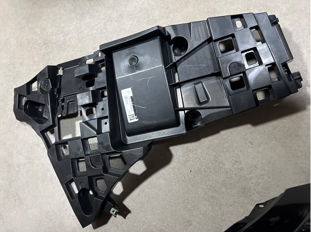 Кронштейн бампера заднего, внешний левый 51128069247 BMW