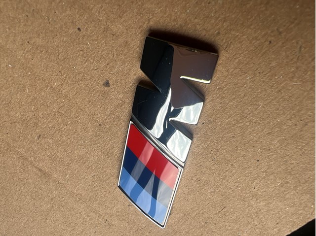 Фирменный значек капота 51148058881 BMW