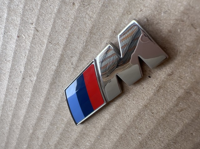 Фирменный значек капота 51148058882 BMW