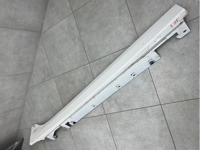 Накладка (молдинг) порога наружная правая 51779464568 BMW