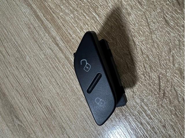 Кнопка центрального замка 5C6962126REH VAG