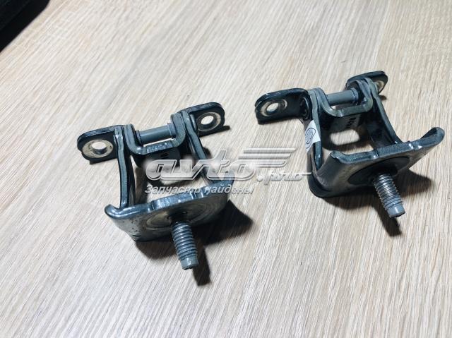 Петля задней багажной, 3/5 -ой двери 5GM827301 VAG