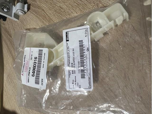Кронштейн крепления бампера переднего правый 6400D316 MITSUBISHI