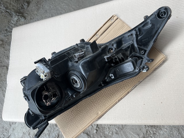 TOYOTA 8113042542 Фара правая в наличии Львов