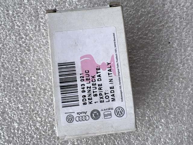 Фонарь освещения номерного знака 8D9943021 VAG