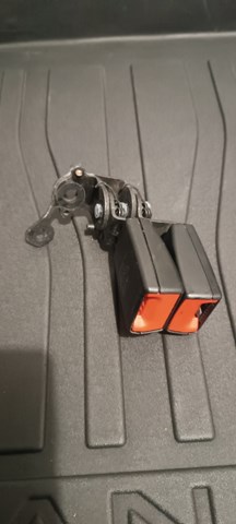 Рычаг фиксации ремня безопасности задний левый 8V0857739QVZ VAG