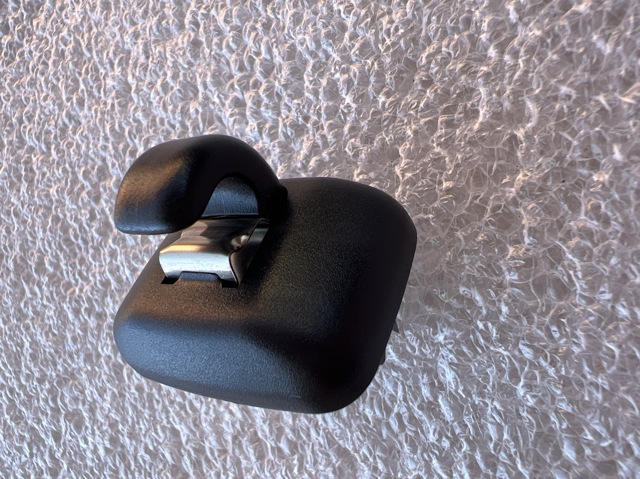 Фиксатор солнцезащитного козырька 8W0857562A4PK VAG
