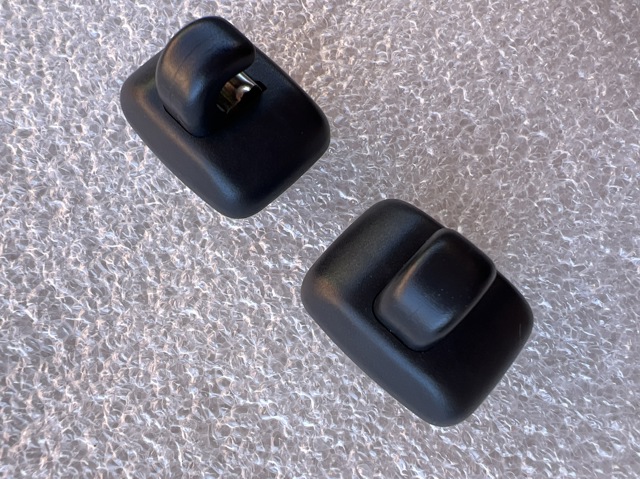 8W0857562A4PK Фиксатор солнцезащитного козырька купить Днепр