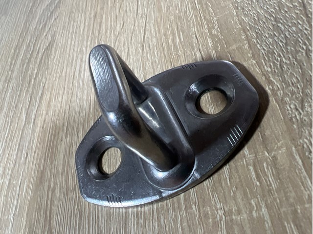 Фиксатор/петля (зацеп) замка двери задней 8Z0837033A VAG