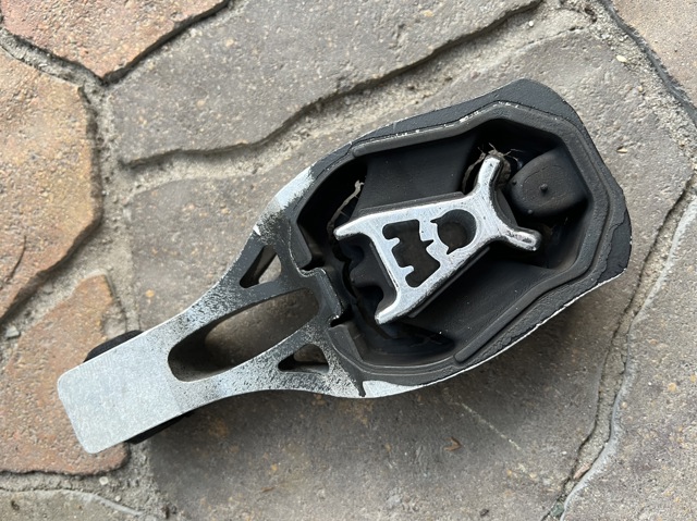 Задняя подушка двигателя 9811786680 PEUGEOT
