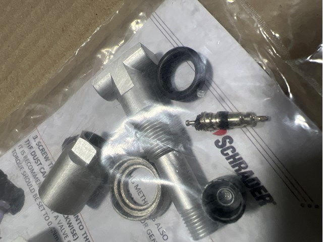 MERCEDES 0004001300 Клапан контроля давления воздуха в шине в наличии Черновцы